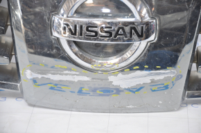 Grila radiatorului Nissan Maxima 04-06 este decolorată cromată, sunt rupte cele 2 fixări inferioare, zgârieturi.