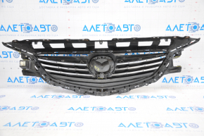 Grila radiatorului Mazda 6 13-17, completă cu emblemă, crăpături în încadrare, fixările sunt rupte.