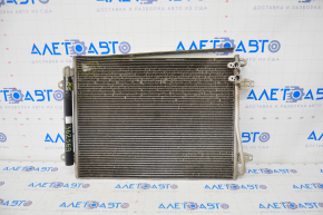 Radiatorul de aer condiționat al condensatorului VW Passat b7 12-15 SUA este zdrobit, celulele sunt rupte.