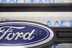 Grila radiatorului Ford Escape MK3 17-19, neagra lucioasa, cu emblema, zgarietura pe emblema.