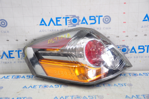 Lampa dreapta Nissan Altima 07-12 are geamul spart.