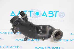 Conducta de aer pentru motor lung Mazda3 MPS 09-13 are un fiting rupt, lipsește un suport.