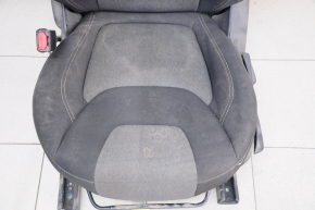 Scaun șofer Jeep Cherokee KL 14-18 fără airbag, manual, material textil, negru cu inserții gri, de curățat chimic.