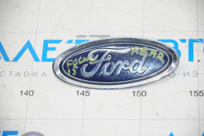 Emblema capacului portbagajului Ford Focus mk3 11-18 4d este ruptă.