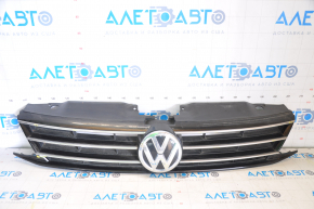 Решетка радиатора grill VW Jetta 15-18 USA со значком, с хромом, песок, трещина