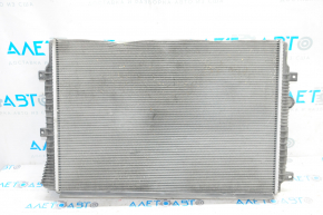 Radiatorul intercoolerului VW Jetta 11-18 SUA 1.4T este fixat.