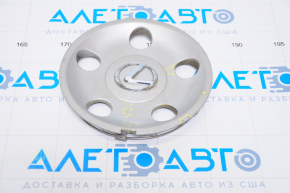 Capacul central al jantei pentru Lexus IS200 99-05 are zgârieturi, fixările sunt rupte.