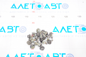 Penele de aripi pentru Chevrolet Malibu 13-15 sunt incomplete.