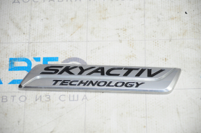 Emblema cu inscripția "SKYACTIV" de pe portiera portbagajului Mazda CX-5 13-16