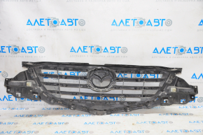 Grila radiatorului Mazda CX-5 15-16, completă cu emblemă, crăpată, suport rupt, zgârieturi, nisip