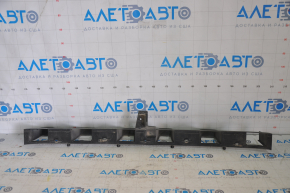 Absorbantul de bara spate Ford Focus mk3 11-18 4d este rupt.