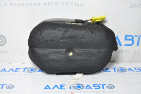 Airbag-ul pasagerului din bordul Chevrolet Cruze 11-15 cu cartușul pirotehnic ruginit.