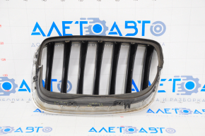 Grila radiatorului, orificiul drept, BMW X5 E70 07-13, suporturile sunt rupte