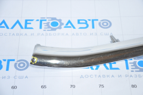 Молдинг решетки радиатора нижний центральный Toyota Highlander 14-16 тычки, песок, надлом направляющей