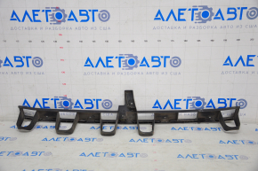 Absorbantul de impact al bara spate pentru Ford Focus mk3 11-18 4d este rupt.