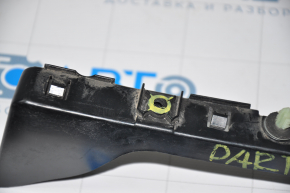 Suportul pentru bara spate dreapta exterioară Dodge Dart 13-16 are un defect de fixare.