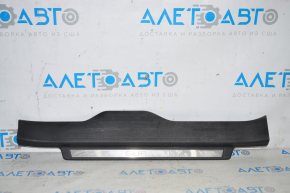 Capac prag dreapta fata Subaru Outback 15-19, neagra, cu o insertie cromata, uzata.