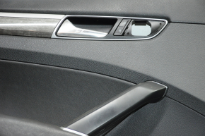 Обшивка двери карточка передняя левая VW Passat b8 16-19 USA черн с черн вставкой кожа, подлокотник кожа, молдинг под дерево черн глянец, слом креп, царапины
