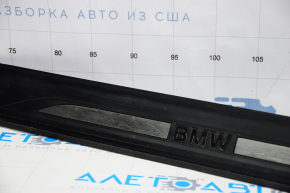 Capacul pragului exterior frontal stânga BMW 5 F10 11-16 este rupt, are zgârieturi, lipsește cromul de pe capacul BMW