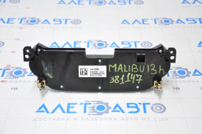 Controlul radio-casetofonului Chevrolet Malibu 13-15 cu navigație are butoane șterse și capacul deteriorat, fixările capacului butonului sunt rupte.