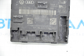 Ușa computerului din partea dreaptă față a Audi A4 B8 08-16 are prinderea ruptă.