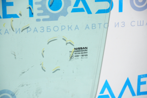 Стекло двери передней левой Nissan Rogue 14-17 царапины, сломаны крепления
