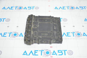 Modulul ECU al motorului Mitsubishi Galant 08-09 are un suport rupt și un cip spart.