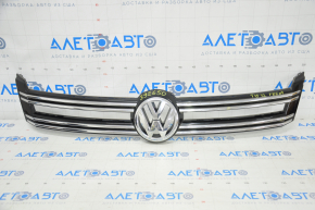 Grila radiatorului cu emblema VW Tiguan 12-17, restaurată, cu urme de lovituri și nisip pe crom.