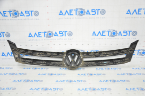 Grila radiatorului cu emblema VW Tiguan 12-17, restaurată, cu urme de lovituri și nisip pe crom