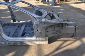 Partea din față dreapta a Tesla Model S 12-20, versiunea restilizată, AWD, este finisată în aluminiu, culoarea argintie, pe caroserie