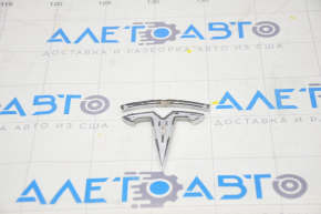 Emblema cu litera T de pe spatele Tesla Model S 12-20 are o fisură, cromul este uzat.