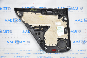 Capacul usii spate dreapta VW Tiguan 09-17 din piele neagra este rupt, zgariat, plasticul este decolorat si indoit.