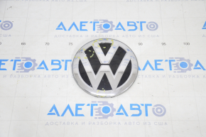 Emblema grilei radiatorului VW Jetta 19- sub distronicul crapă parbrizul.