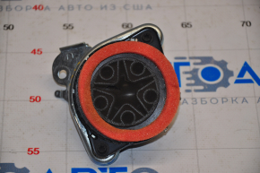 Difuzorul tweeter din spate dreapta JBL Toyota Camry v55 15-17 SUA are un capac de praf perforat.