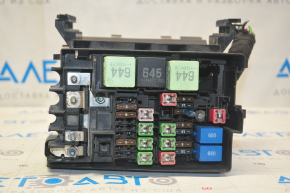 Blocul de siguranțe din compartimentul motor al VW Passat b7 12-15 USA 1.8T are clipele rupte