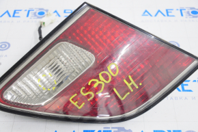 Lampa interioară pentru capacul portbagajului dreapta Lexus ES300 ES330 02-04 cu fisuri, necesită polizare.