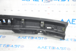 Capacul portbagajului Ford Edge 15- negru, zgârieturi, plastic decolorat, fixările rupte.