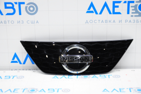 Grila radiatorului Nissan Rogue Sport 17-19 cu emblema pentru distronic, noua, originala OEM.