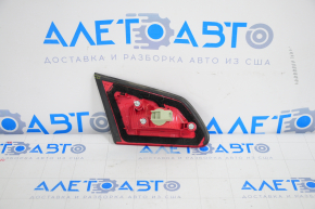 Lampa capacului portbagajului dreapta Infiniti G25 G35 G37 4d 06-14 lipsește o bucată de garnitură, necesită polizare.