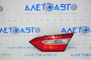 Lampa interioară pentru capacul portbagajului dreapta Toyota Camry v70 18- halogen, crăpată, zgâriată.