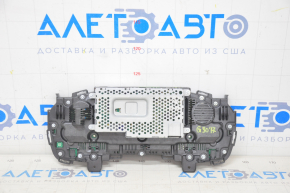 Tabloul de bord al BMW 5 G30 17-23 30k, zgârieturi pe parbriz.