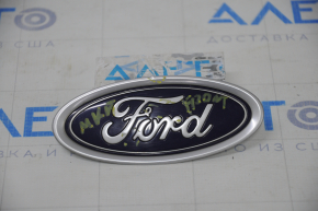 Emblema de pe bara din față a Ford Fusion mk5 13-20 este zgâriată.