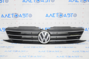 Решетка радиатора grill VW Jetta 15-18 USA со значком,тычки, вздулся хром на значке