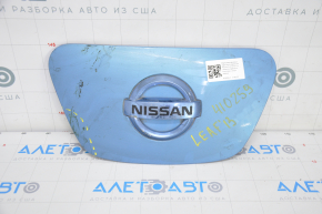 Capacul frontal al portului de încărcare al Nissan Leaf 13-17 cu siglă, zdrobit, crăpat, sigla ștearsă.