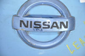 Capacul frontal al portului de încărcare al Nissan Leaf 13-17 cu siglă, zdrobit, crăpat, sigla ștearsă