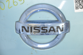 Capacul frontal al portului de încărcare Nissan Leaf 13-17 cu siglă, ghidajul este rupt, sigla este ștearsă