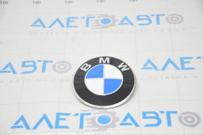 Emblema capotei BMW X3 G01 18-21 este zdrobită, lacul s-a scorojit.