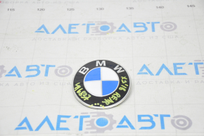 Emblema logo-ului BMW de pe portiera portbagajului BMW X3 G01 18- este zgâriată, lacul s-a cojit.