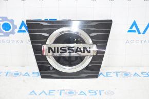 Emblema grilei frontale a radiatorului Nissan Rogue 17 - pătrată, sub radar, nisip.