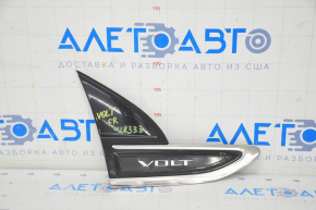 Moldura emblemei aripii drepte Chevrolet Volt 11-15 zgâriată.